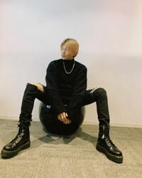 「足なっが」「かっこいい」 FANTASTICS・八木勇征の“全身黒コーデ”に称賛の声