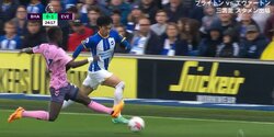 「完全に足狙い」三笘薫、セネガル代表から執念のスライディングタックルを受けて大転倒　“ファウル覚悟”の仕掛けに「三笘が持ったら危ないと全員が思った」