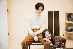 足立梨花「くっつきたいタイプ」塩野瑛久の膝に絡みつき…イチャイチャやりとりにベッキー「キュンキュンした！」『私たち結婚しました2』第1話