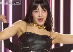 「今日はあなたの日です」激しいダンスでの開脚とハイキック、フロアを這う大技に悲鳴！スタイル抜群の美しすぎる17歳日本人練習生のステージを審査員が大絶賛