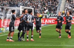 偶然の神プレー！？ 堂安律の“珍しすぎるアシスト”が「結果的にドンピシャクロス」「超ラッキー」ファン騒然の一部始終