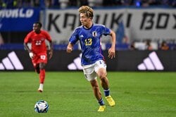 「完全に捻じってた」中村敬斗の体を引き倒し足首を踏みつける悪質タックルにスタジアム騒然　対応した古橋の同僚DFに「レッドだろ！」