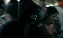 渋谷で起きた身元不明の青年による凶悪事件の犯人は…ドロドロ展開必須な『透明なわたしたち』の学生時代と現在パートの落差がえぐい