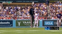 球場騒然！何が起きた？ “微妙捕球”で走者爆走→ダブルプレーの大混乱 「落球じゃないの？？」まさかの判定にド軍新人も呆然