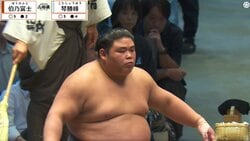 「これはガッカリ」「客に失礼」伯乃富士の立ち合いに館内騒然…怒号、憤りの声も「首の後ろに一発入った。琴勝峰がちょっとフラフラと…」元若乃花も困惑
