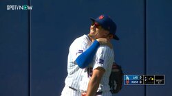 捕ったぞ！あれ…？大谷翔平出場試合で飛び出した超ファインプレーだけどおもしろい"ホームランキャッチ未遂"「諦めないとはこのこと」