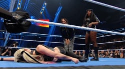 「かわいそう」150センチ台を見下ろす巨大な壁…“年齢不詳”美女レスラーをデカ女タッグが蹂躙の一部始終