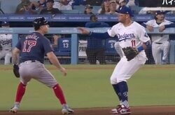 こいつ、何やってんだ…！？ ヤバすぎる“謎の動き”に走者はア然？　解説者も苦笑… ド軍野手の意味不明なプレー「なんなの？w」「怖いな」