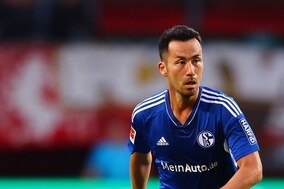 吉田麻也、腕章巻いて公式戦デビュー！　シャルケは5発快勝でドイツ杯1回戦突破