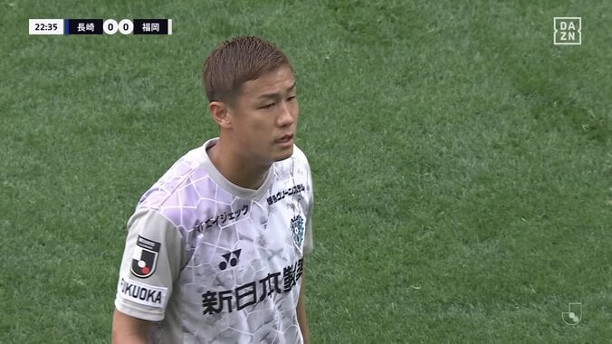 「大丈夫か？」空中戦からほぼ垂直落下で後頭部を強打「危ない落ち方」「いけるか？」3人が接触する危険シーンにファン騒然 3枚目