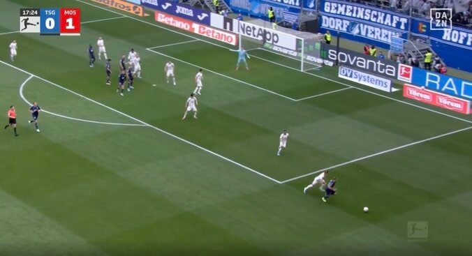 【写真・画像】何が起きた…！？ 町野修斗、ゴール前で目を疑う“まさかの光景”「ワケわからんw」キックしたボールが… “謎のアシスト”にファン困惑　1枚目