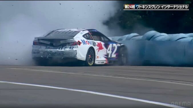 クラッシュの裏で「カメラが消えた」 レース中の直撃ハプニングに「カメラw」「カメラーーーーーーw」中継騒然 3枚目