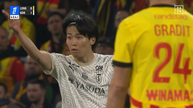 何があった？中村敬斗が激昂！「悪意あることを言われたか」相手FWに詰め寄り憤怒→審判に制止される事態に「イケメンが怒るとめちゃくちゃ迫力あんな」 4枚目