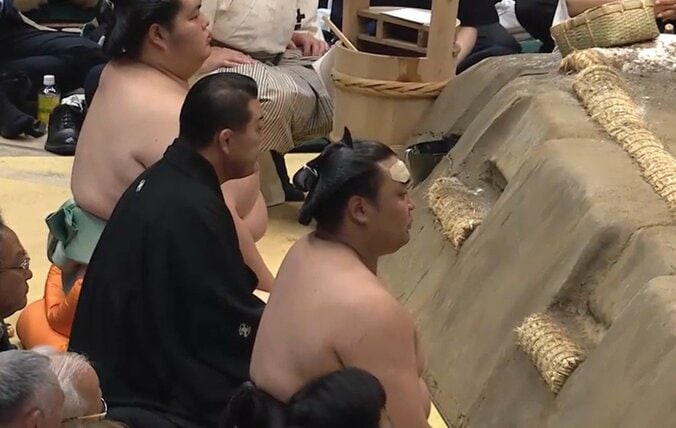 土俵入り後に再登場した霧島の姿に驚き「びっくりなサイズに」「痛いのかな」前日の負傷箇所に心配の声 元大関・正代に屈して痛い2敗目 4枚目