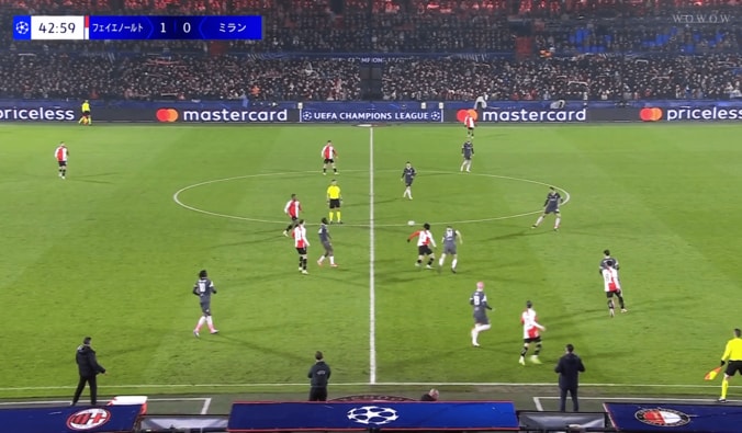 なぜ早期交代…？ 上田綺世、“強靭ポストプレー”でミラン巨漢DFに競り勝つ「全部が上手い」「攻撃の起点に」風間八宏も絶賛 2枚目