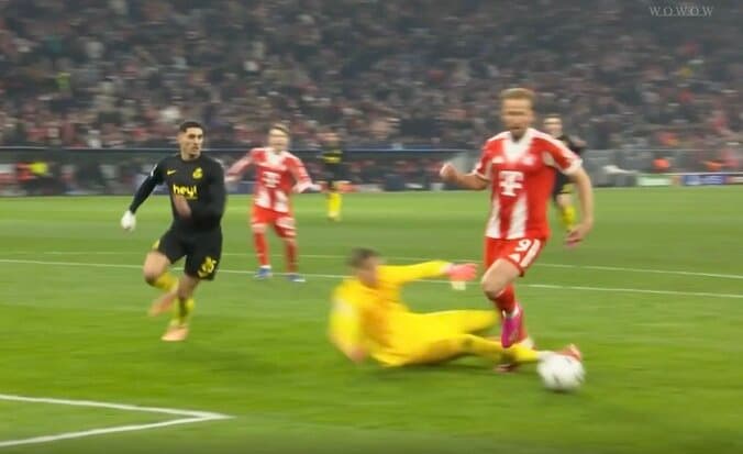 ハメられた…！“一瞬の動き”で相手GKが混乱「上手すぎ」 FWケイン、巧みな”駆け引き”→PK獲得「これが世界最高峰」 4枚目