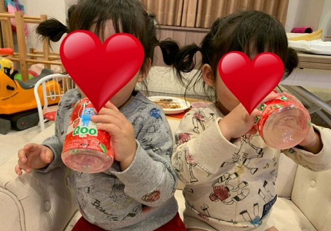 ノンスタ石田、日々可愛さが増す双子の姿に「あらゆる角度から写真撮っちゃいます」 1枚目