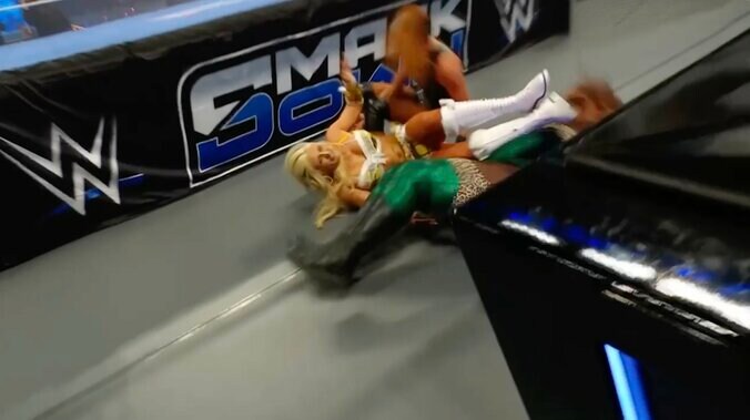 2人のちょうど間に着地するティファニー