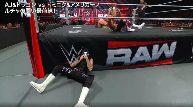 目の前に落ちてきたプレートをマスクに仕込むドミニク