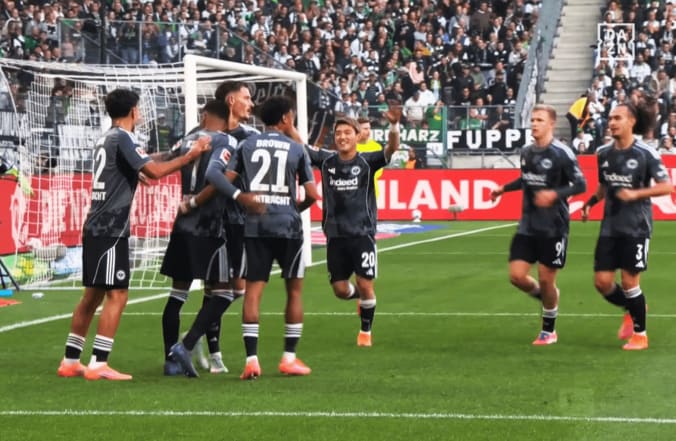 ゴールを喜ぶ堂安律