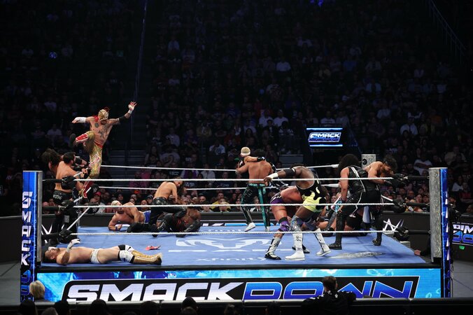 「あー！」「消えました…」人気日本人レスラー、気合いの“タンクトップ破り”→直後に悲劇「かわいそう」 4枚目