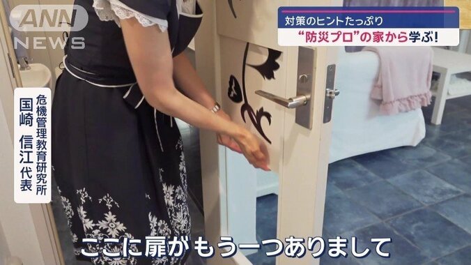 トイレの扉に、さらに小さな扉