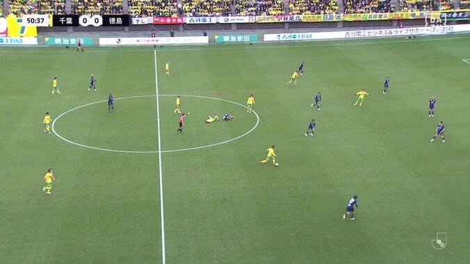 「辛いな」J2徳島主将、大一番で無念の負傷交代に号泣「悔しいだろうな」相手選手と激しい接触→足首を捻って立ち上がれず「もらい泣きしそう」 3枚目