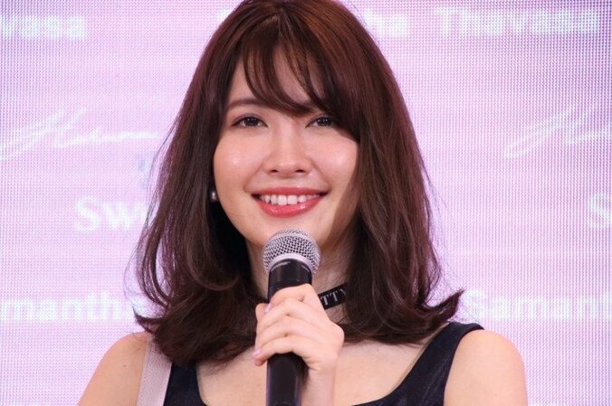 「存在に華がある」小嶋陽菜、美デコルテあらわなパーティドレス姿に絶賛の声 1枚目