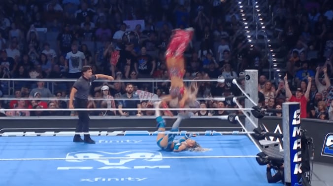 【映像】日本人女子、空中技を開脚“カニばさみ”で迎撃