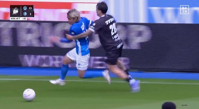 ファウルでしか止められない！ 伊東純也、ぶっちぎりの“超加速”に相手選手堪らず…なす術なしのラフプレーに本拠地騒然 2枚目