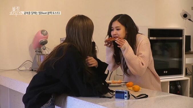 夜食にチキン！ BLACKPINKがパジャマ姿でモグモグ…4人同居で見えてきたメンバーたちのオフの姿 5枚目