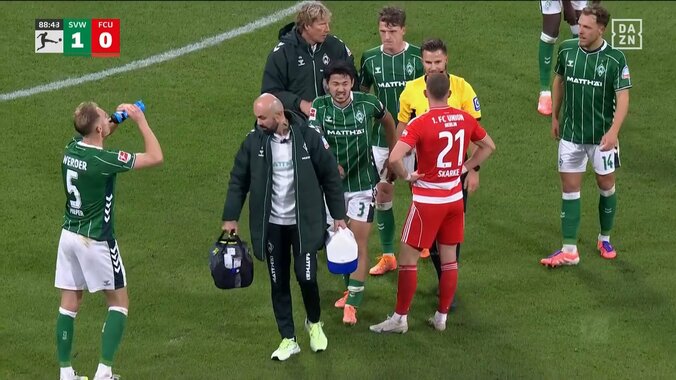 「大丈夫か？」日本代表DF、シュートブロックの直後に負傷か「軽傷であれ」足を引きずりながら途中交代に 3枚目