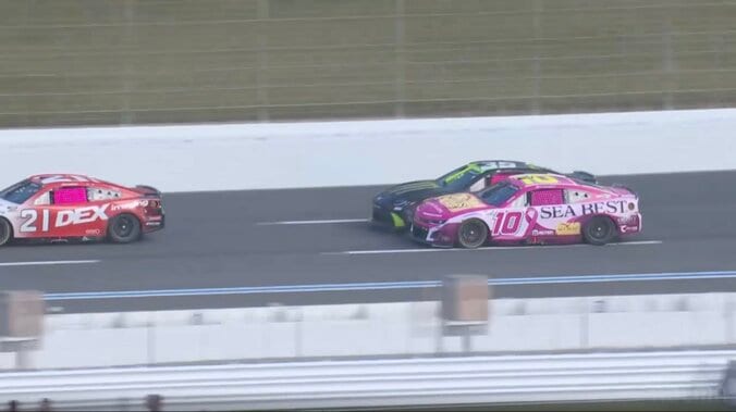 レース中に「喧嘩してる」 ぶつけられた車へ幅寄せ→“報復” 目を疑う光景に「てめえ何やってるんだよ的」と驚きの声 2枚目