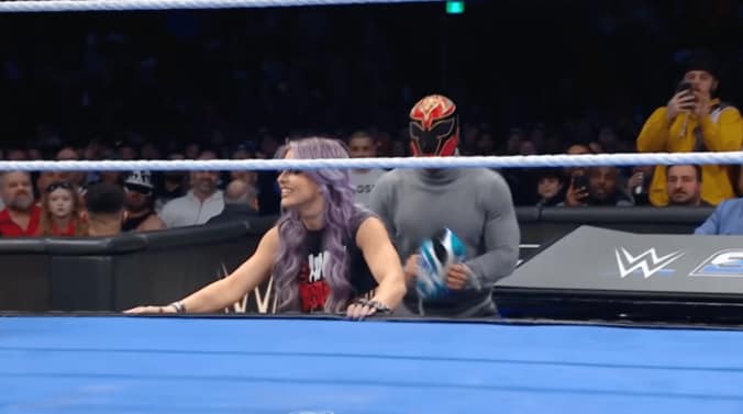 背後からキャンディスに近づくアクシオム