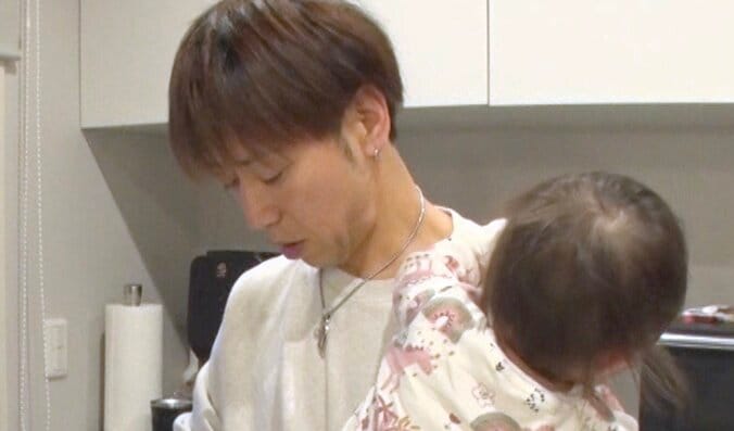 【写真・画像】弁当作りに着替え、保育園送迎も…5人の年子をワンオペで育てる53歳夫の姿に驚きの声「大変すぎる！」妻は26歳年下の美女　1枚目