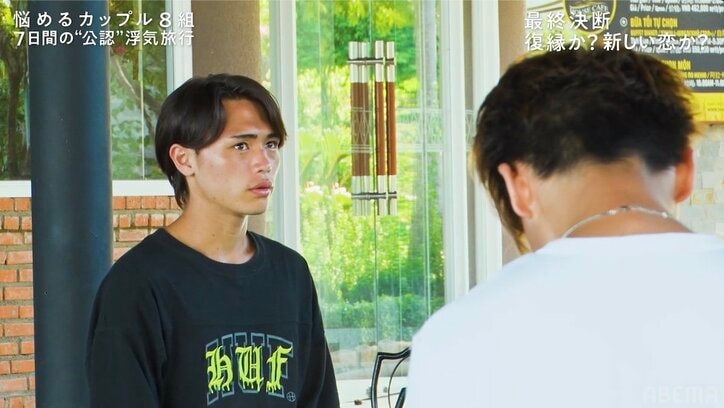 美脚すらりの爆モテ美人焼肉店員、束縛が強い彼氏と浮気相手から同時に告白され…バチバチの展開に『隣恋4』#8