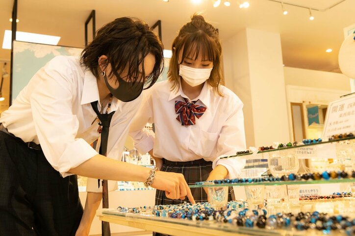 山﨑賢人似のモテ男子高生、女子たちから“おそろい”をねだられ全身天然石だらけに 「めっちゃ運気あがってね」「RPGだったら強くなってる」の声『恋ステ 2022秋 ~Honey Soda Story~』#4