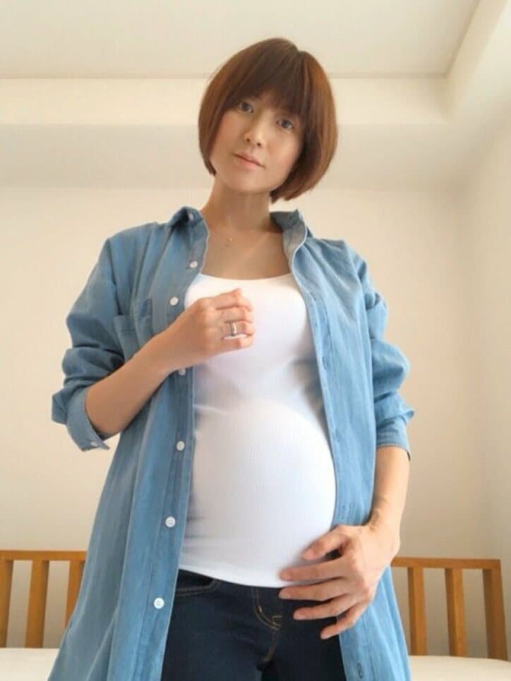 hitomi、妊娠8か月のセルフマタニティフォトを公開「だいぶ大きいです」