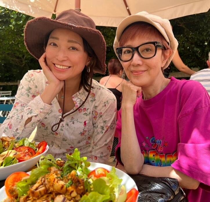  戸田恵子、フランスでの杏との2ショットを公開「素敵な笑顔」「元気そうですね」の声 