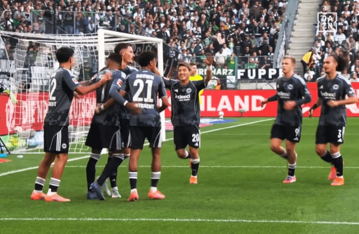 ゴールを喜ぶ堂安律