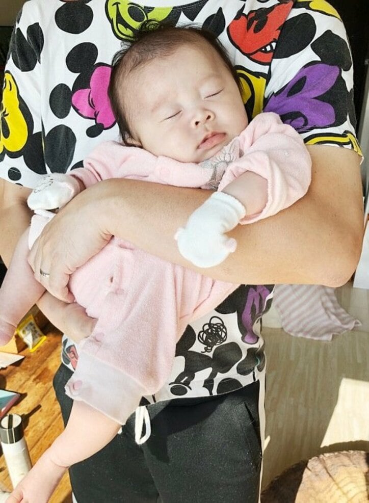 キンタロー。娘が泣き止む方法を紹介し「可愛い」「癒されました」の声