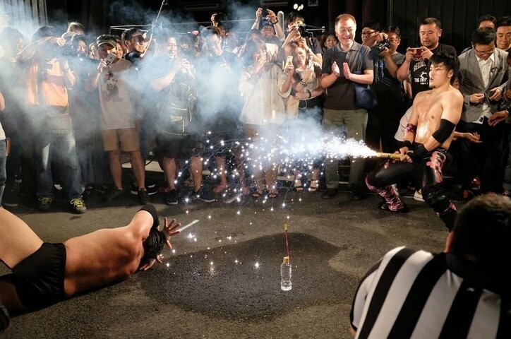 放送事故ならぬ交通事故!“大社長”高木三四郎を車で轢かれる 「マジ卍」ヤバすぎる大乱戦