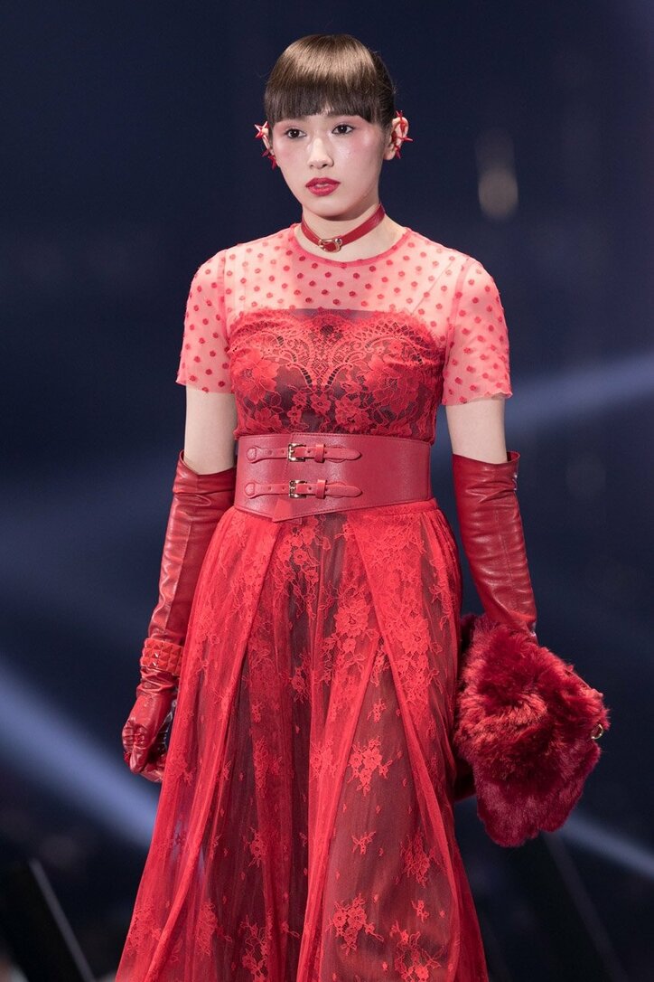 欅坂46が背中ざっくりセクシーに、個性全開アーティスティックに魅せた「TGC」ランウェイ