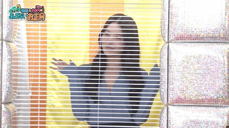 “見えそうで見えない”話題のセクシー美女、その正体が明らかに “英語禁止ボウリング”舞台裏に密着