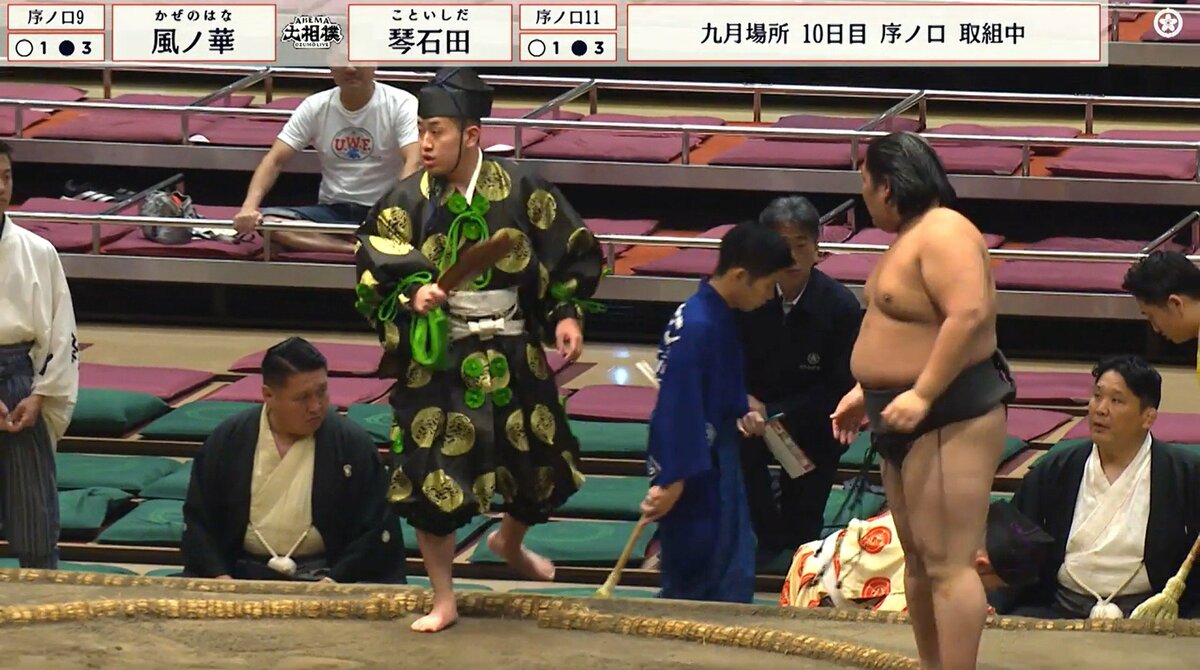 行司代打」「大丈夫か」土俵際でアクシデント発生 控え行司が仲間の