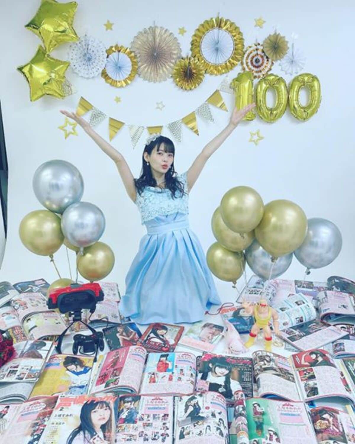 声優・上坂すみれ、雑誌「声グラ」での連載100回を記念した「100個の