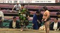 「行司代打」「大丈夫か」土俵際でアクシデント発生 控え行司が仲間のピンチに“ササッ”と登場で見事な連携プレー「控えが軍配を上げるとこ初めて見た」