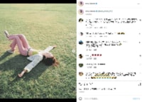 武田玲奈、ウエストあらわなオフショットを公開 芝生で寝転がる姿に「女神ですか」「エモチです」と絶賛の声