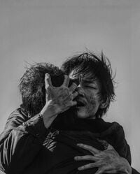 綾野剛、主演映画『ヤクザと家族 The Family』のスチール写真を公開し、ファンから称賛の声「絶対観る」