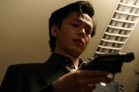 『孤狼の血』ヤクザ役で新境地！中村倫也の狂犬っぷり溢れる場面写真が解禁